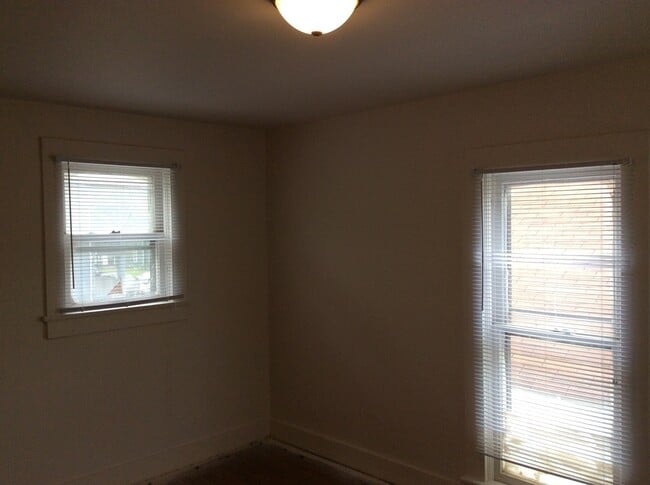 Foto del edificio - 227 W Williams St