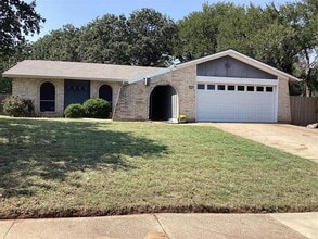 Building Photo - 1213 Denton Dr