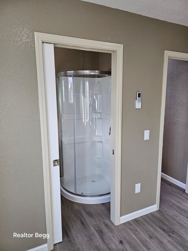 Foto del edificio - 2102 Black Rose Ln