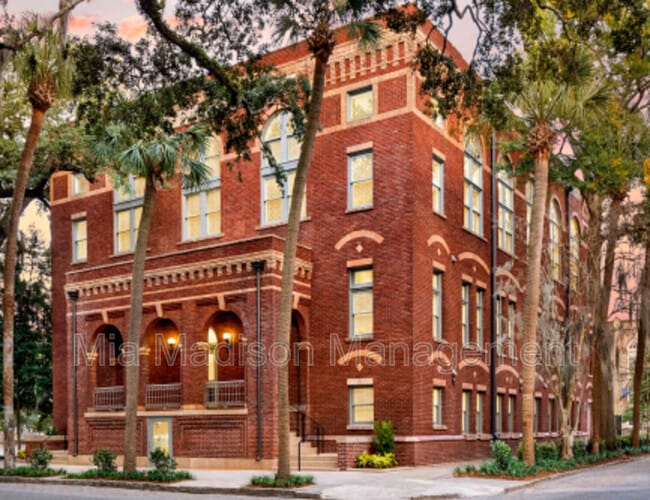 Building Photo - 328 Barnard St