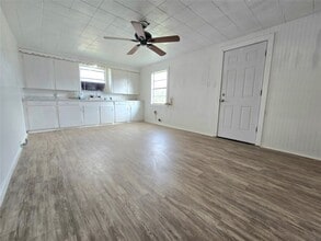 Building Photo - 801 Collins St