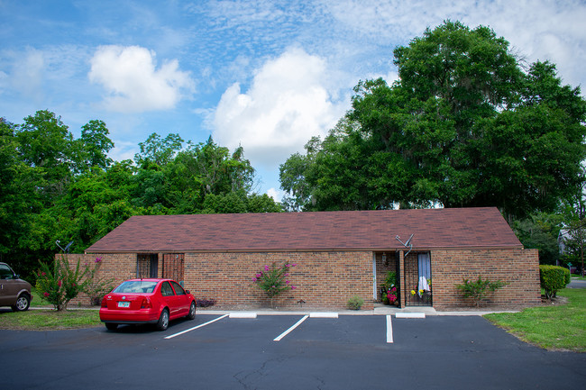 Building Photo - The Villas at High Springs