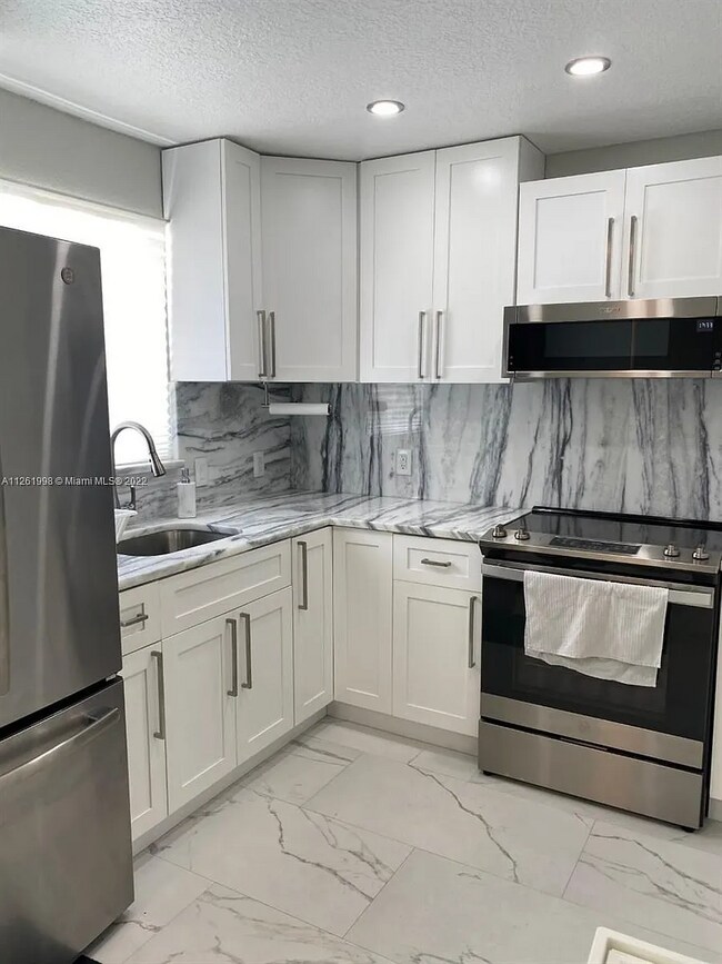 Kitchen - 1580 West Ave