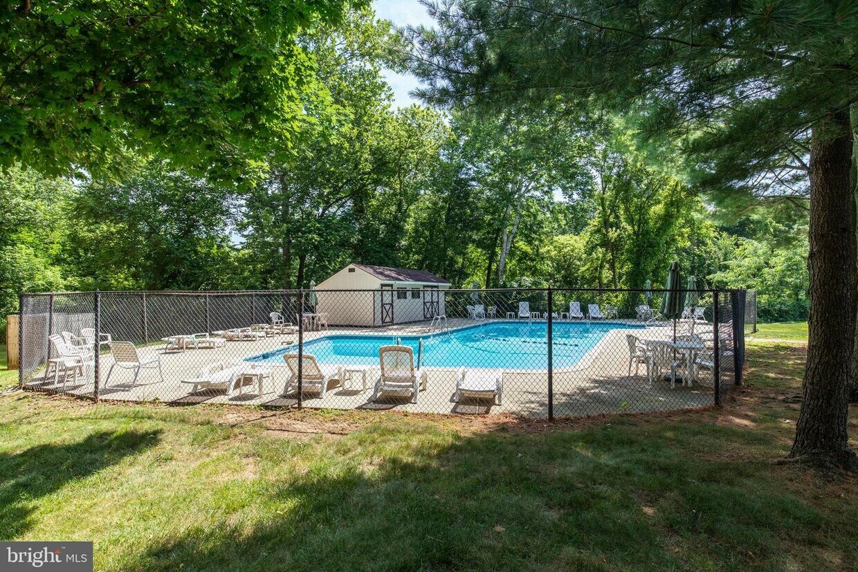 3421 West Chester Pike Unit C27, Newtown Square, PA 19073 Room for