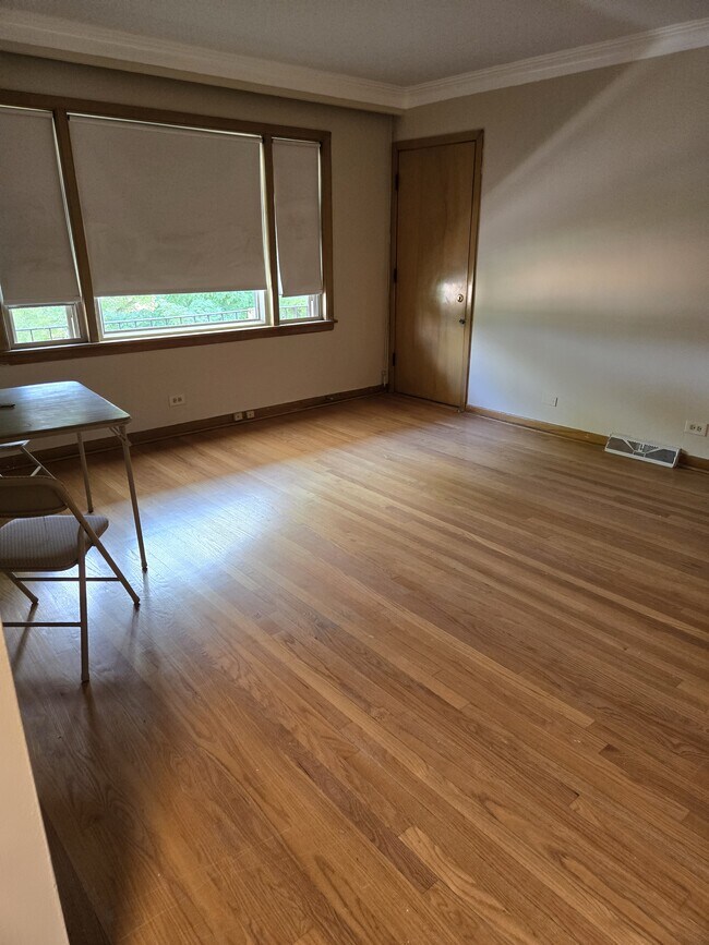 Livingroom View - 1540 E 89th St