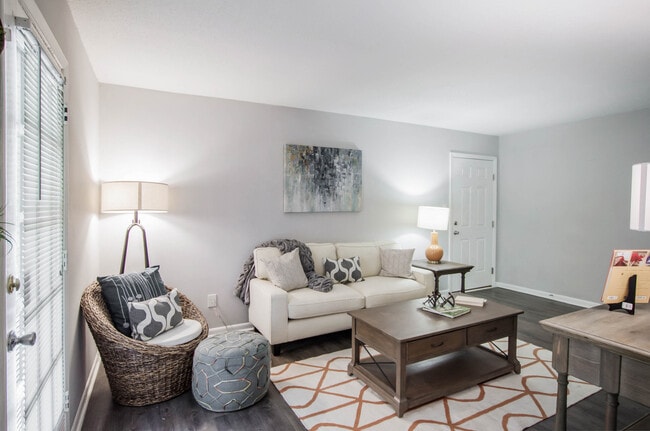 Foto del edificio - Gates at Summerville Apartments