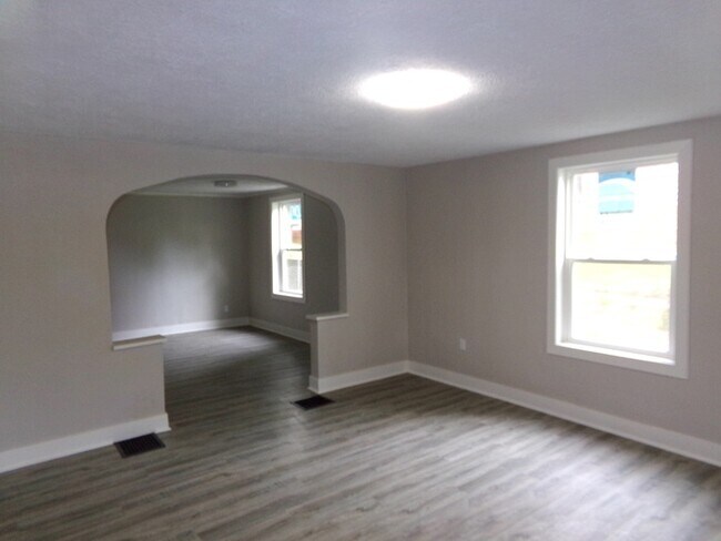 Building Photo - Updated 3 bedroom 3 bath Riverside home