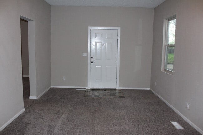 Building Photo - Updated 4 Bed, 2 Ba Home Available to Rent...