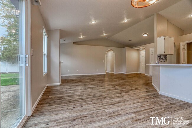 Foto del edificio - Charming Ranch in Desirable East County with Private Fenced Yard