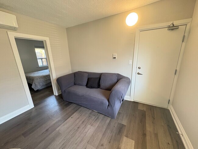 Building Photo - Furnished Unit In Small 6 Unit Building