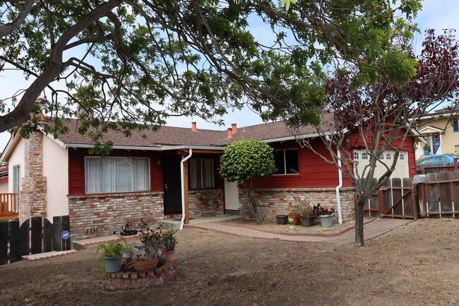 Building Photo - Great three bedroom home close to General ...