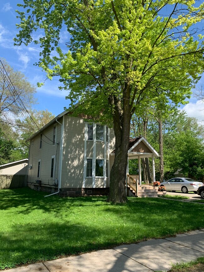 Building Photo - 9112 Main St