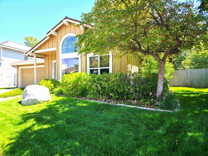 Foto principal - Beautifully Updated 3 Bedroom 2 Bath Updat...