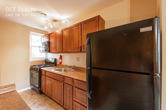 Building Photo - Bi-Level 3 Bed Apartment w/ Exposed Brick ...