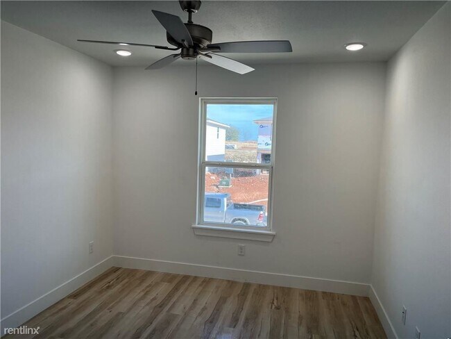 Building Photo - 3 br, 2.5 bath Duplex - 1212 Nedra Drive A