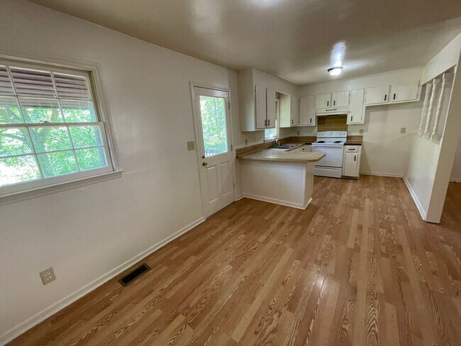 Building Photo - Renovated 2 bedroom 1 bath house available