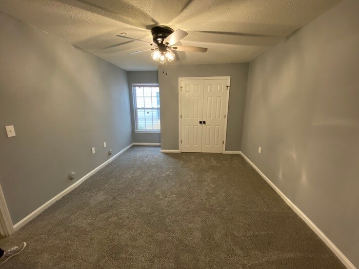 Foto del edificio - PRE LEASING! RENOVATED 3 BED 3 BATH UTILITIES INCLUDED!