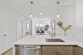 Building Photo - 412 WHITON St