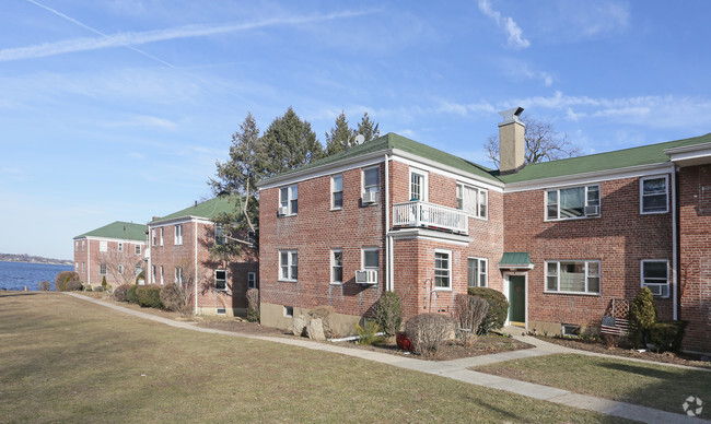 Building Photo - Dolphin-Green Apartments