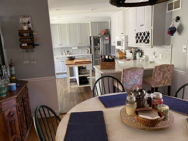 Foto del edificio - 5-bedroom 4 bath tri level home