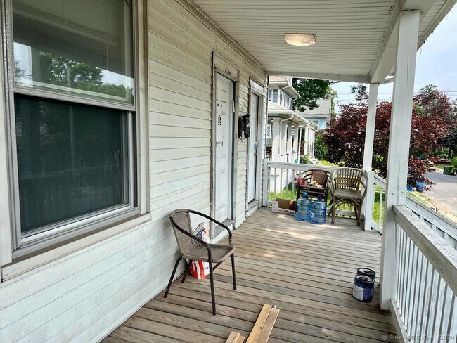 Foto del edificio - 37 Yates Ave