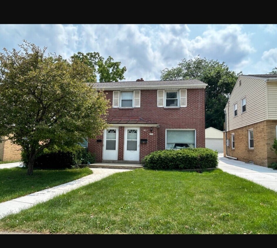 Primary Photo - 8359 W Watertown Plank Rd