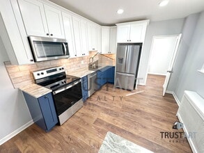 Building Photo - 437 Markle St