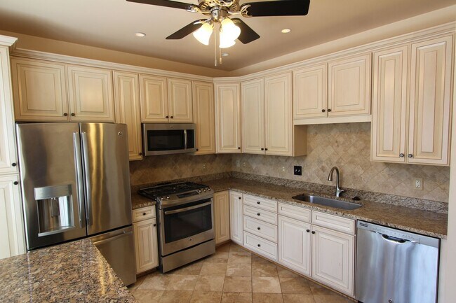 Building Photo - Gorgeous Fairfax City Townhouse 3 Bd, 2 fu...