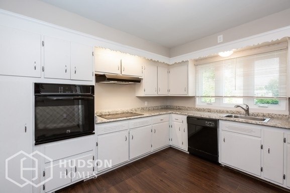 Foto del edificio - NOW AVAILABLE!  - 211 Thompson Ave, Bound ...