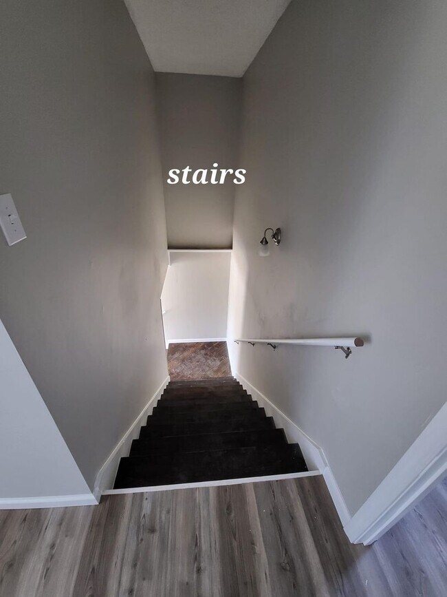 Foto del edificio - 2-Bed 1.5-Bath Townhome Available Soon!