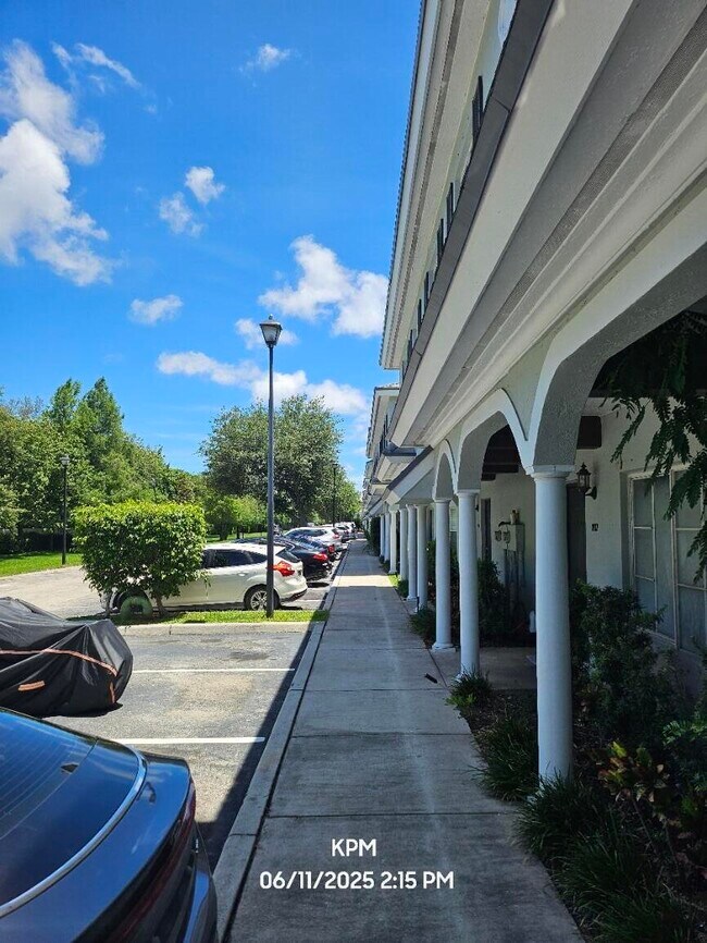 Foto del edificio - 1109 Colonial Palms Way