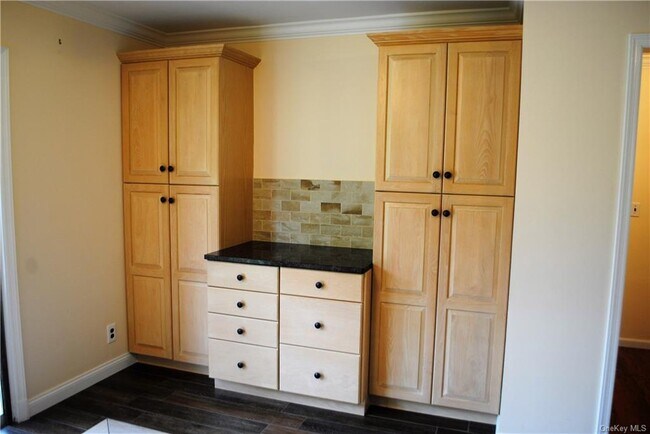 Building Photo - 9 Brookside Ln