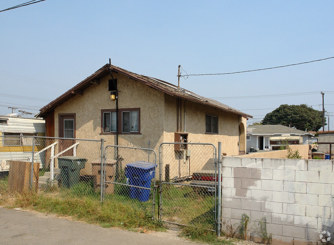 Building Photo - 2579-25791/2 Colonia Ave