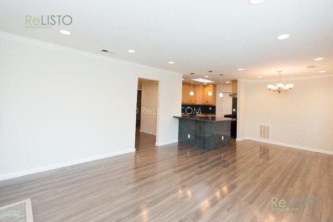 Building Photo - 647 Larchmont Dr