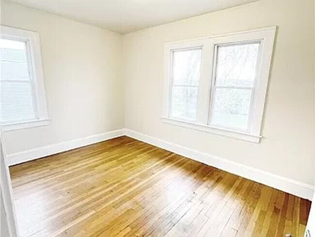Building Photo - "Charming 3-Bedroom Oasis: Your Perfect Bl...