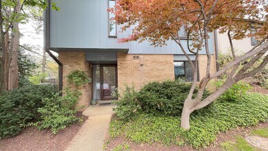 Building Photo - 1727 Ivy Oak Square