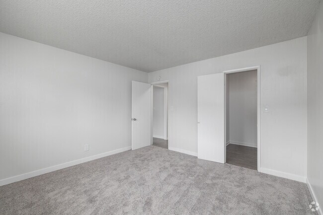 2 habitaciones, 1 baño - 1100 pies cuadrados - Dormitorio - 15327 Woodruff Pl