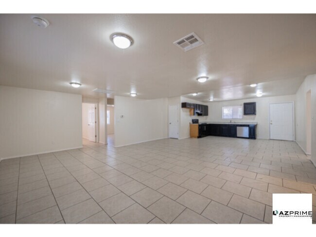 Foto del edificio - Experience comfort and space in this Custo...