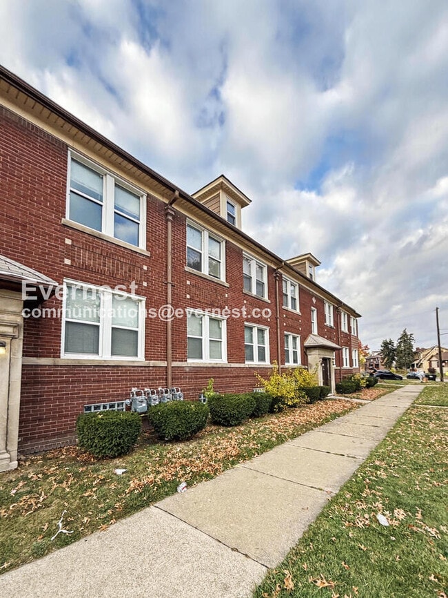 Building Photo - 9351 Woodside St