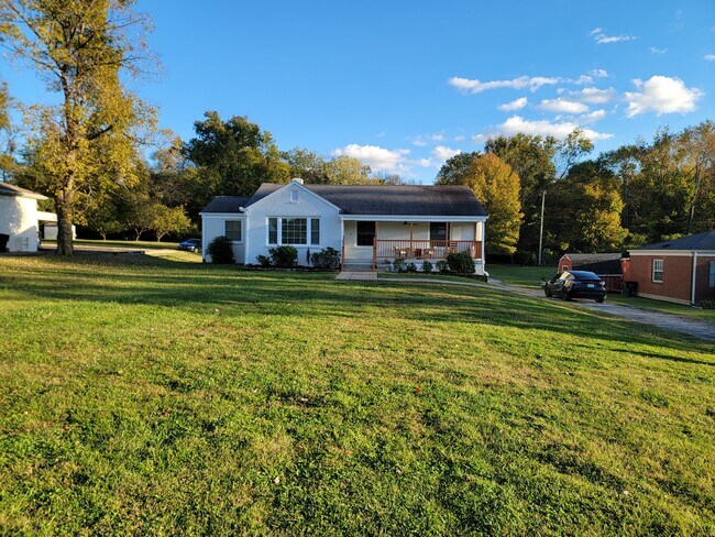 Building Photo - 322 E Thompson Ln