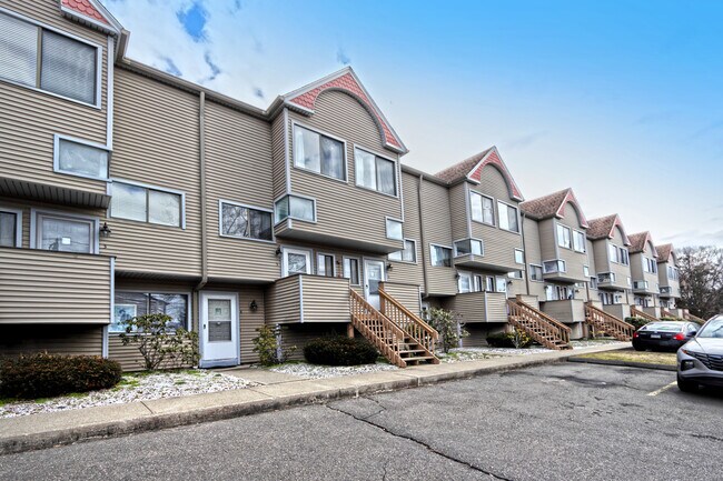 Building Photo - 40 Crest St