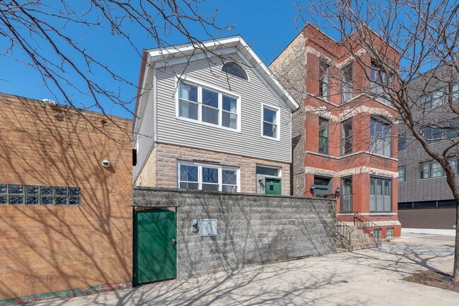 Building Photo - 530 N Ashland Ave