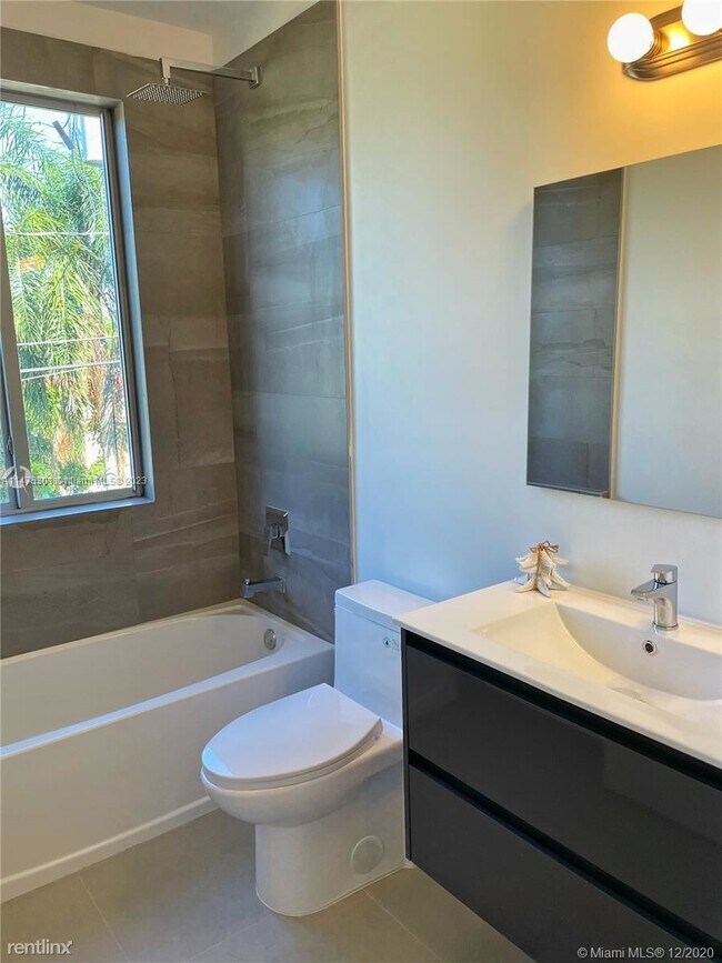 Building Photo - 3 br, 2.5 bath Townhome - 811 SE 14th St # 0