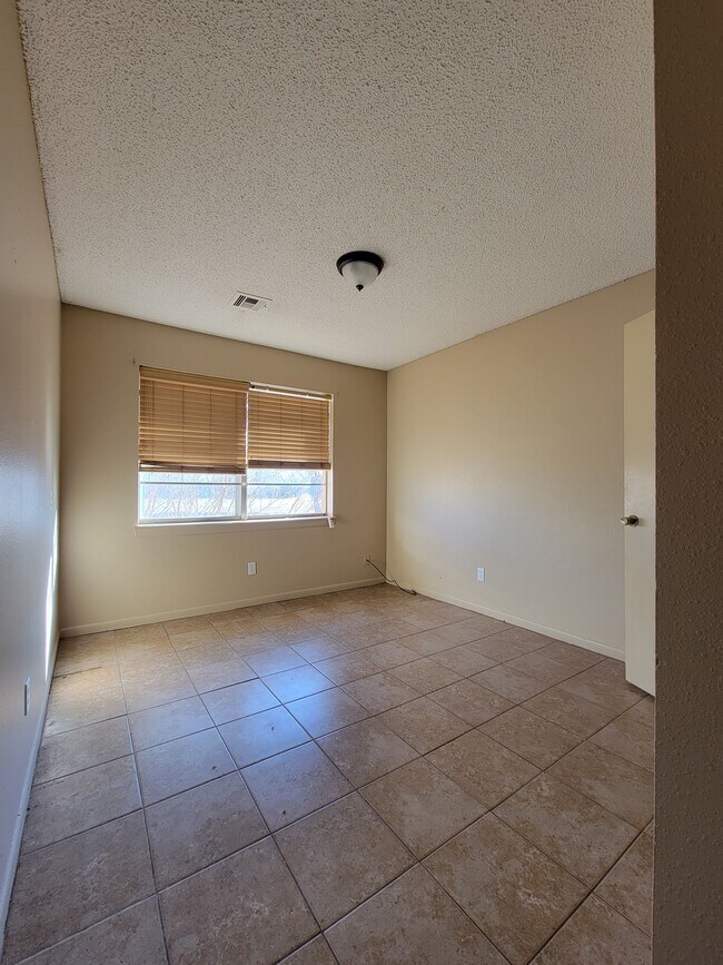 2 bedroom - 1415 Becky Ct