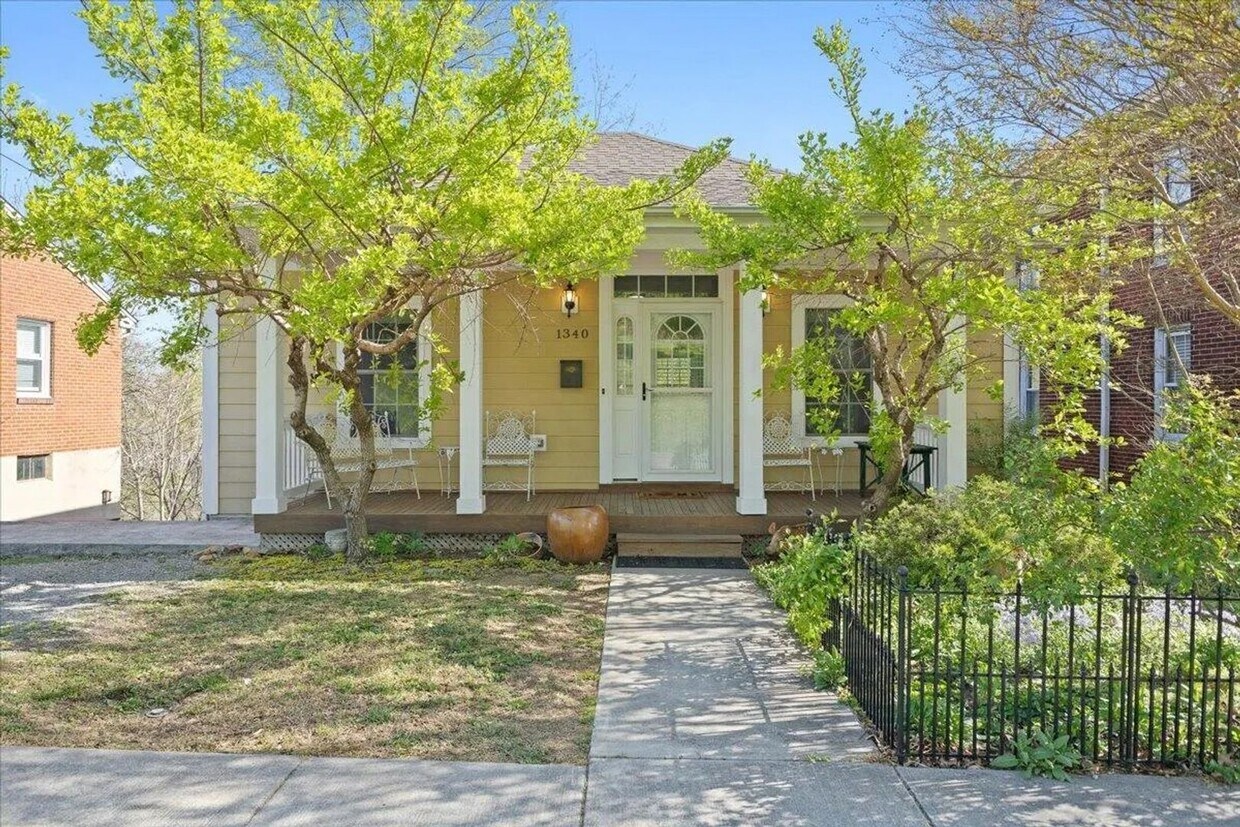 Updated and Spacious 3BR 2Bath House for rent - Updated and Spacious 3BR 2Bath House for rent