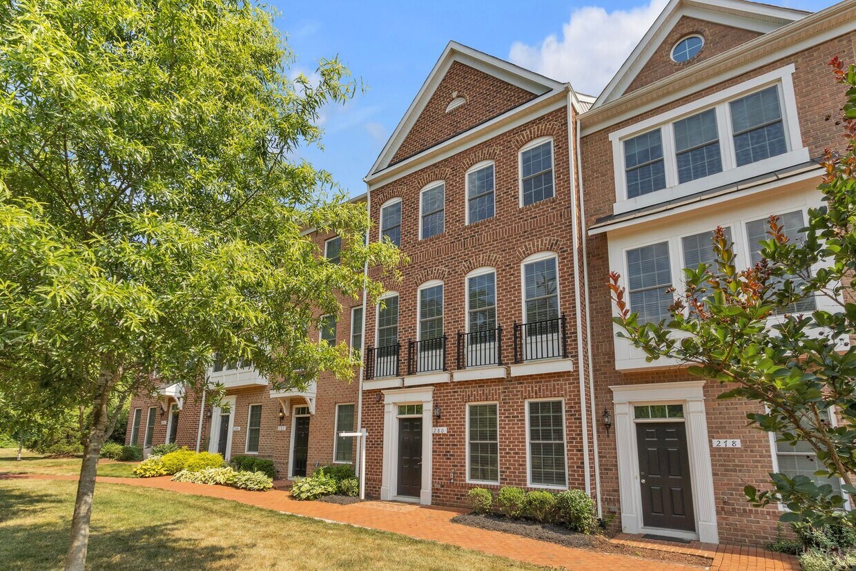 Foto principal - Luxurious 4 Bed 4.5 Bath Brick Townhome In...