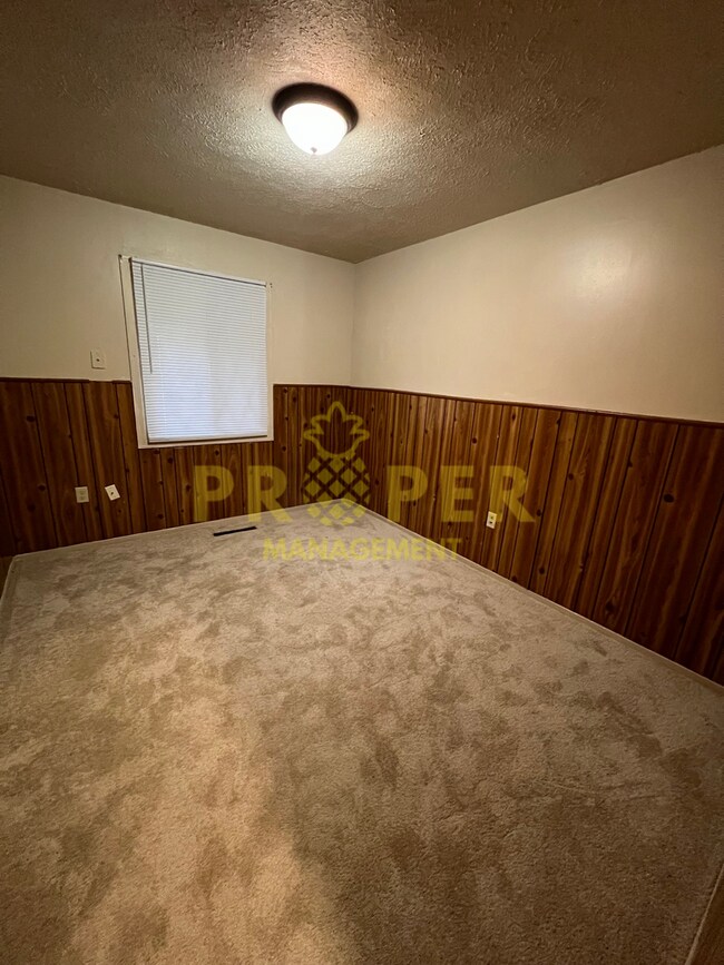 Building Photo - 3 bedrooms 1 bathrooms ranch house for rent