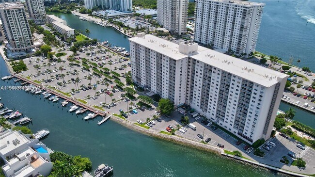 Foto del edificio - 400 Kings Point Dr