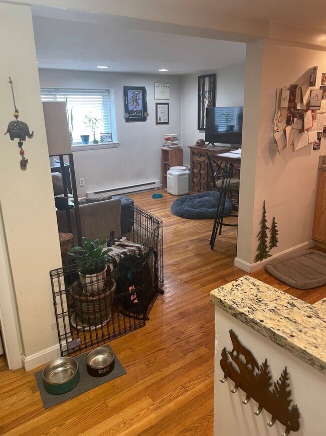 Building Photo - Huge 1 bedroom unit located next to the Gr...