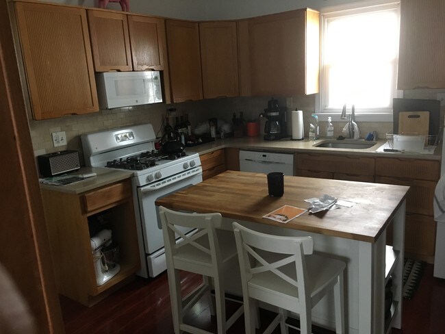 Kitchen - 141 E 5th Ave